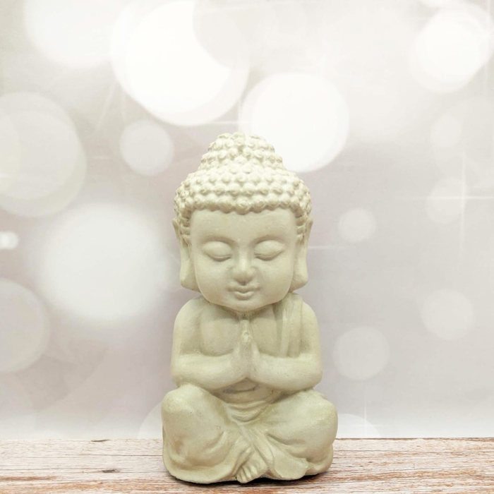 betender Buddha aus Beton