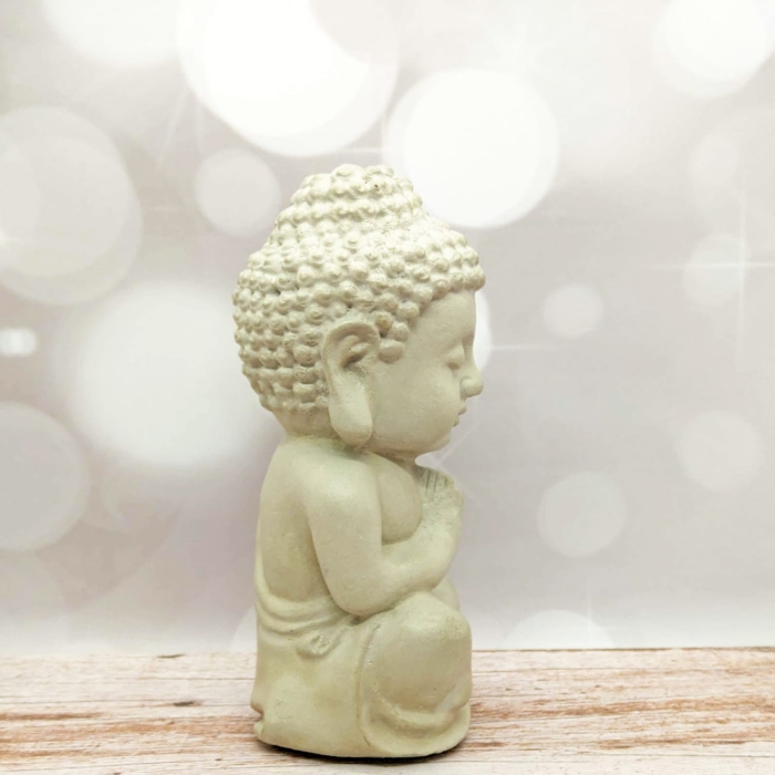 betender Buddha aus Beton