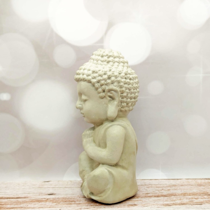 betender Buddha aus Beton