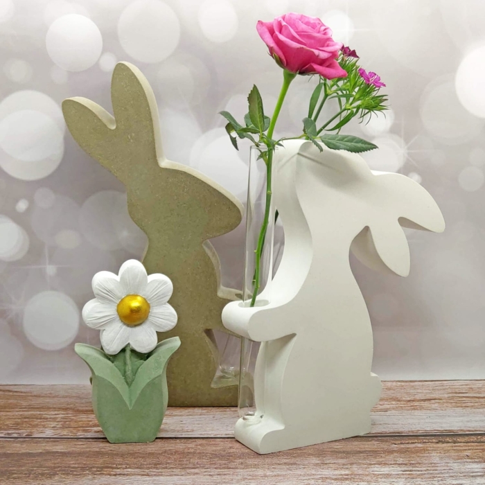 Hase mit Vase aus Beton