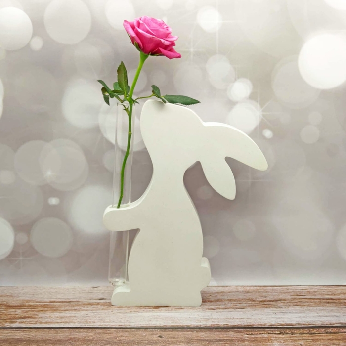 Hase mit Vase aus Beton