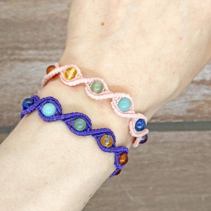 Chakra Armband aus Edelstein in Makramee