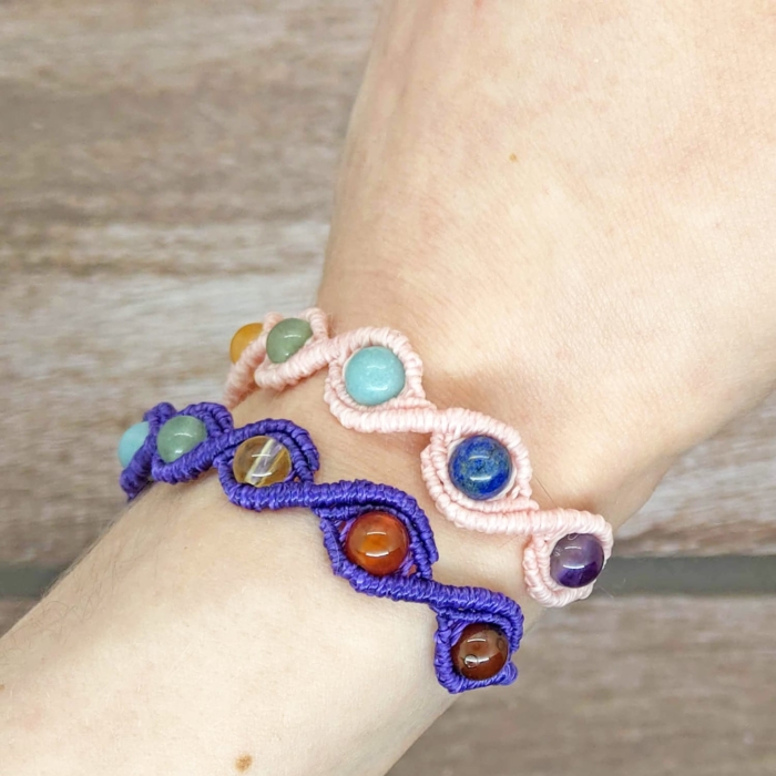 Chakra Armband aus Edelstein in Makramee