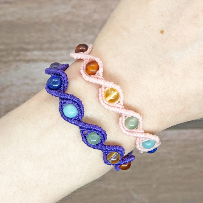 Chakra Armband aus Edelstein in Makramee