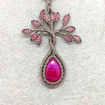 Kette Achat Fuchsia aus Edelstein in Makramee