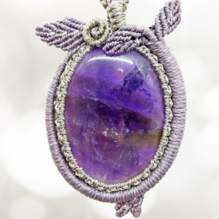 Medaillon Amethyst aus Edelstein in Makramee