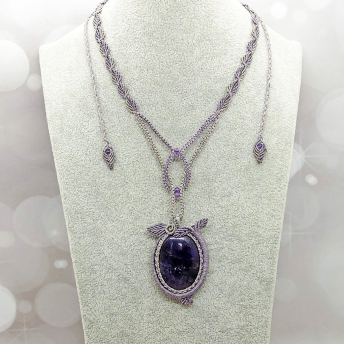 Medaillon Amethyst aus Edelstein in Makramee