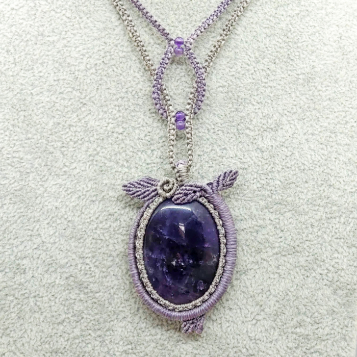 Medaillon Amethyst aus Edelstein in Makramee