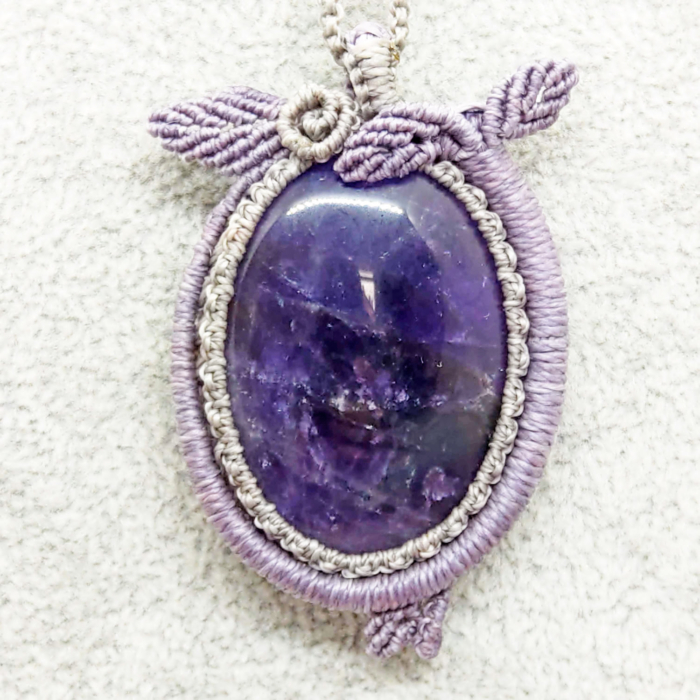 Medaillon Amethyst aus Edelstein in Makramee