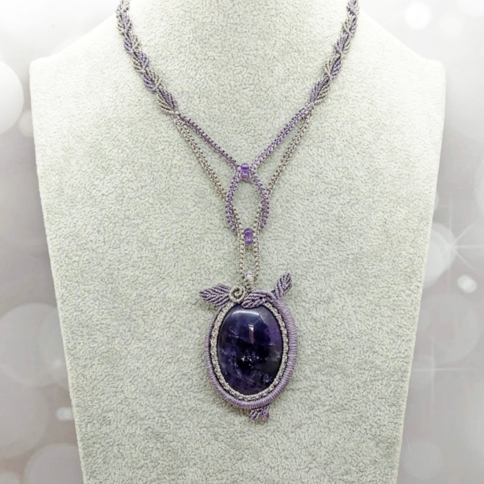 Medaillon Amethyst aus Edelstein in Makramee