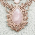 Weiteres Bild von Rosenquarz Collier Floral aus Edelstein in Makramee