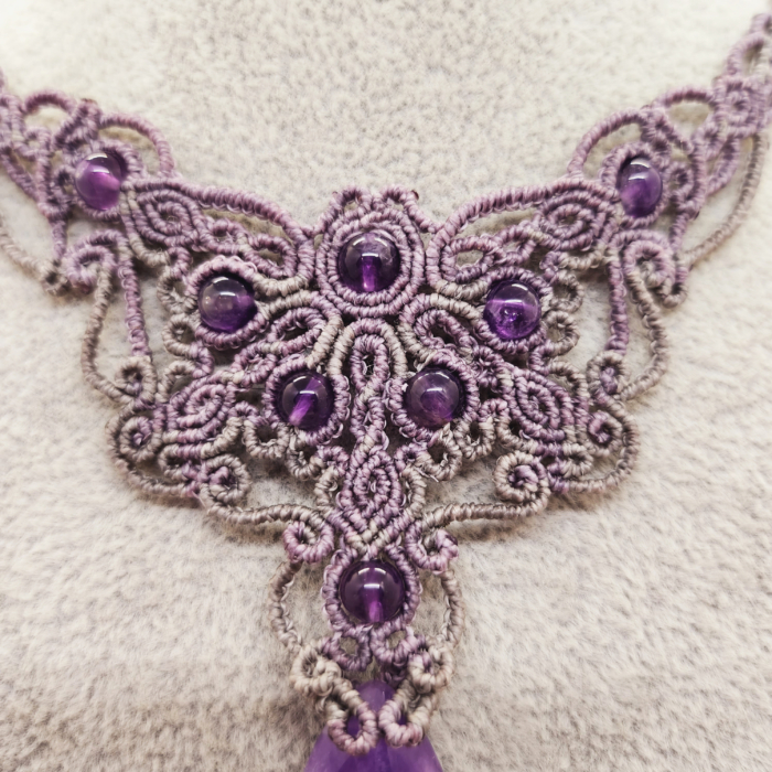 Amethyst Collier mit Tropfenanhänger aus Edelstein in Makramee