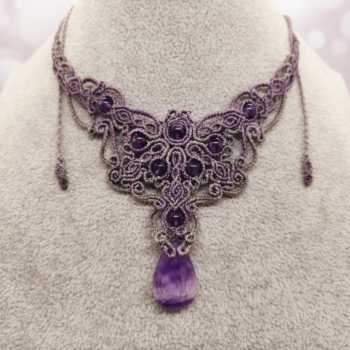 Amethyst Collier mit Tropfenanhänger aus Edelstein in Makramee