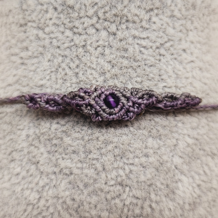 Amethyst Collier mit Tropfenanhänger aus Edelstein in Makramee