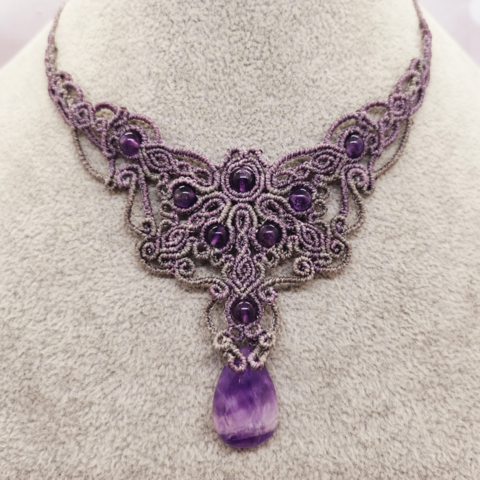 Amethyst Collier mit Tropfenanhänger aus Edelstein in Makramee