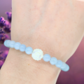 Weiteres Bild von Aquamarin Perlenarmband mit Perlmuttrose aus Edelstein in Makramee