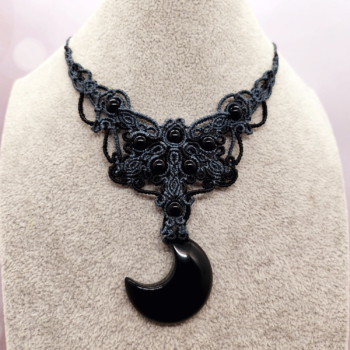 Obsidian Collier mit Mondanhänger aus Edelstein in Makramee