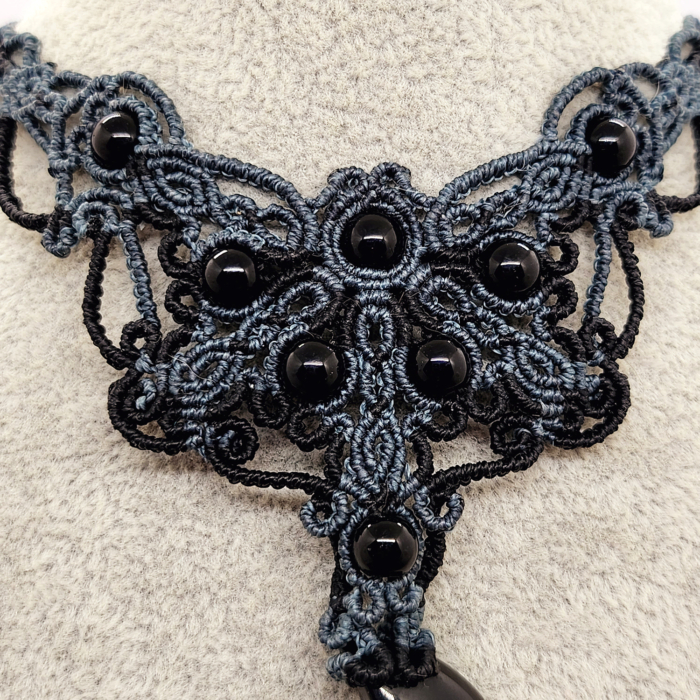 Obsidian Collier mit Mondanhänger aus Edelstein in Makramee