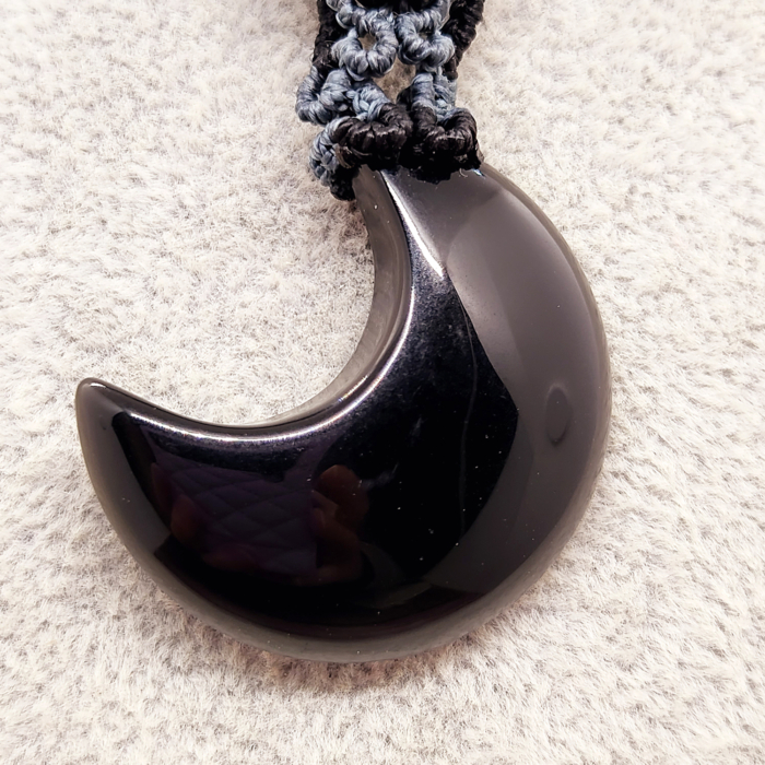 Obsidian Collier mit Mondanhänger aus Edelstein in Makramee