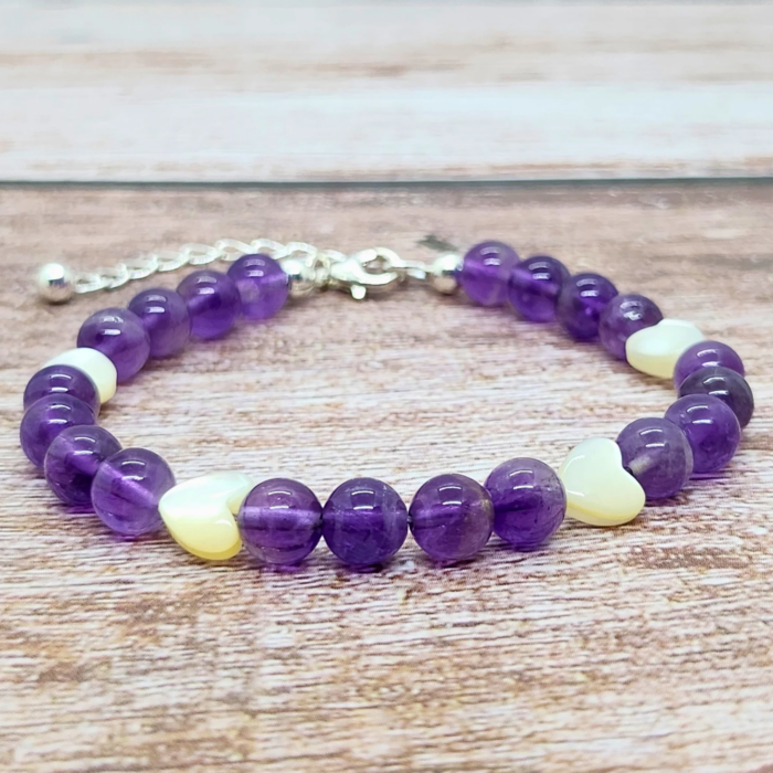 Amethyst Perlenarmband mit Perlmuttherzen aus Edelstein in Makramee