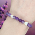 Weiteres Bild von Amethyst Perlenarmband mit Perlmuttherzen aus Edelstein in Makramee